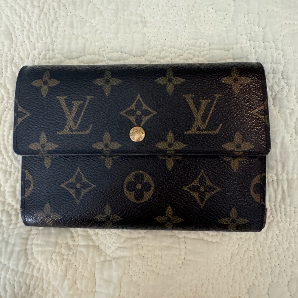 Authentic Louis Vuitton wallet *app only for transactions and conversations*
